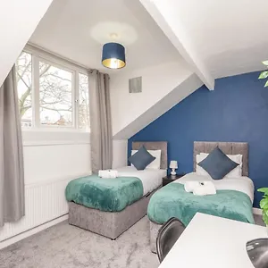 Leeds 4-bed House - Sleeps 9 Free Parking & Wifi Holiday home Leeds (West Yorkshire)